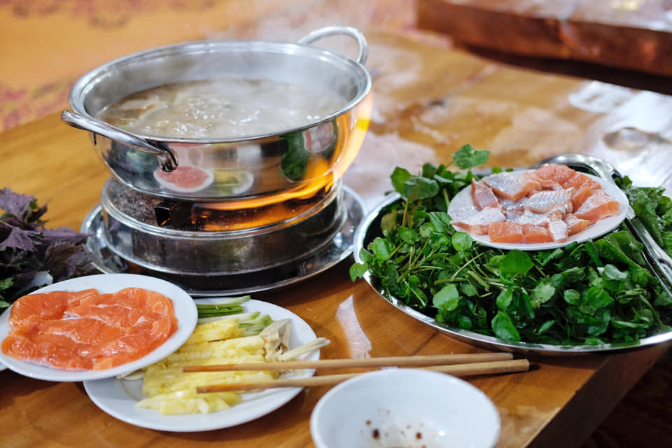 Món lẩu cá hồi thơm ngon là một trong những món đặc sản trên vùng đất Mộc Châu