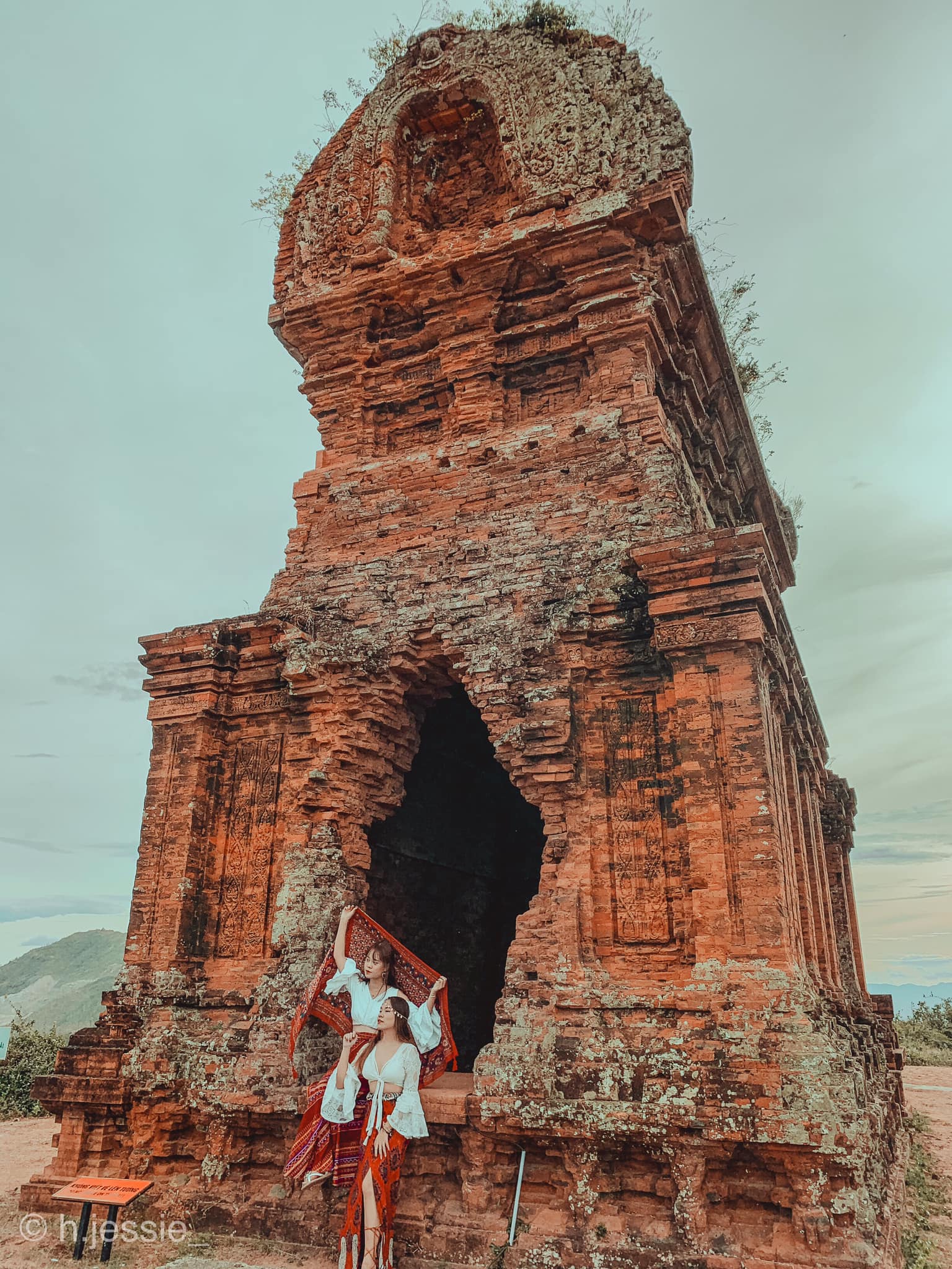 Hình ảnh checkin Tháp Bánh Ít. Cách trung tâm Quy Nhơn khoảng 20 km