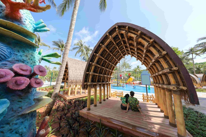 Du khách vui chơi tại công viên Aquatopia ở Phú Quốc