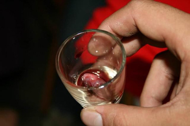 Tim rắn được uống cùng với rượu là món ăn Việt Nam kinh dị mà nhiều người không dám thử