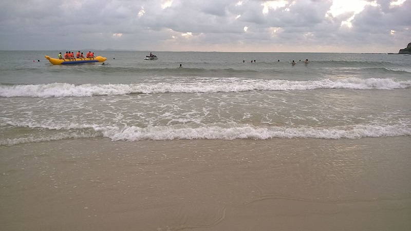 Đến biển Cồn Nổi, du khách sẽ được tham gia trải nghiệm các trò chơi biển đầy thú vị