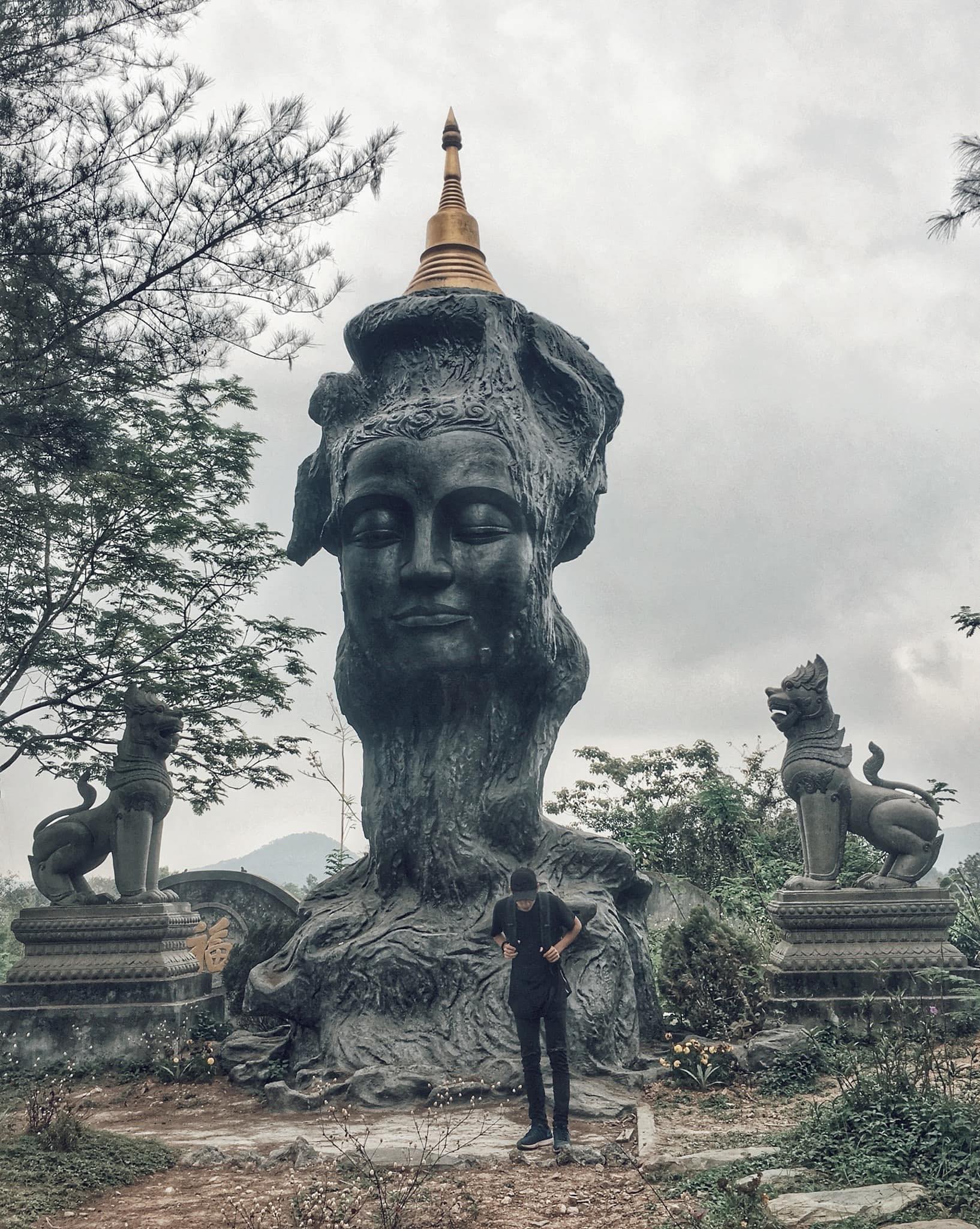 Bức tượng khổng lồ trong khuôn viên chùa