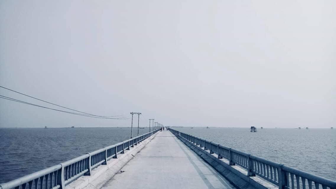 Cây cầu tại Biển Cồn Nổi - địa điểm check in không thể bỏ qua dành cho mỗi du khách khi đến đây