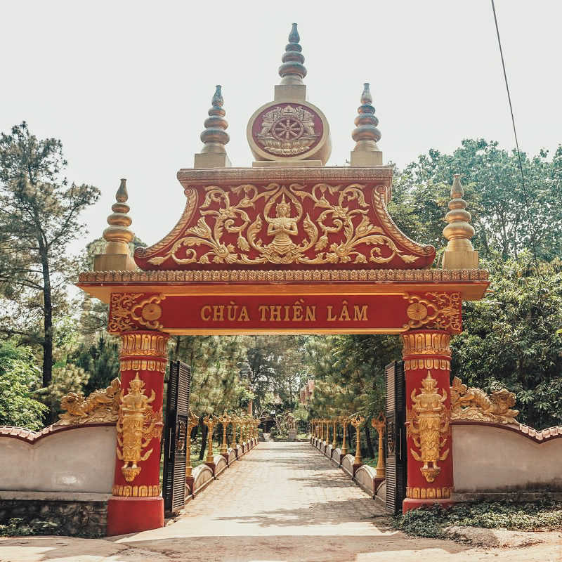 Lối dẫn vào từ cổng chùa Thiền Lâm