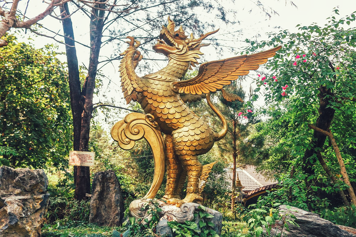 Tượng kỳ lân một sừng trong khuôn viên chùa Thiền Lâm