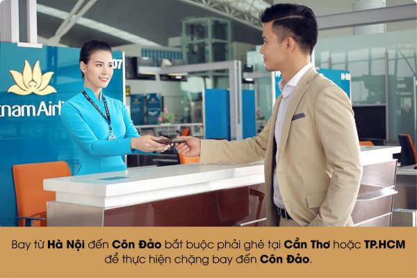 Nhân viên đang làm thủ tục checkin cho hành khách đến Côn Đảo