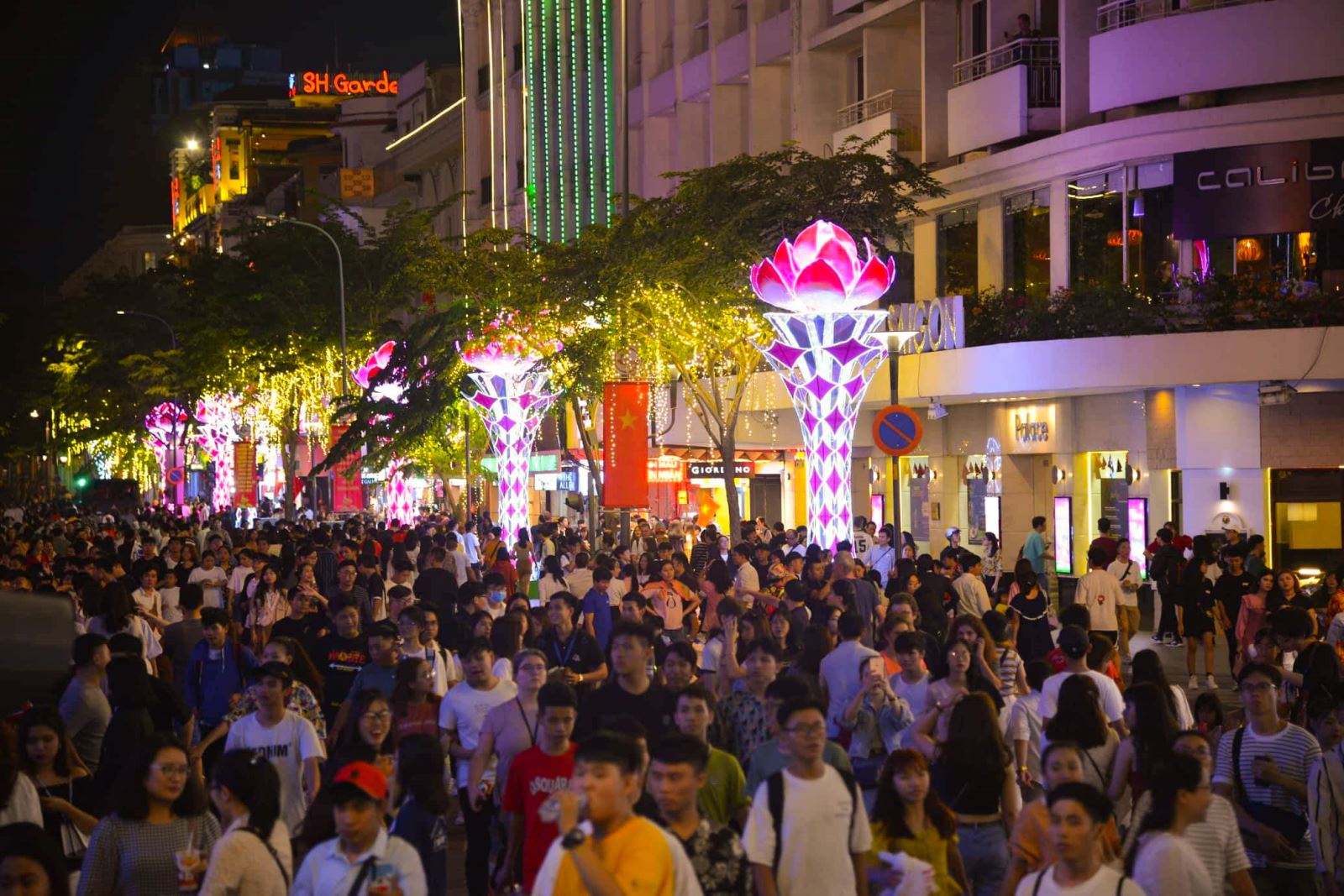 Phố đi bộ Nguyễn Huệ là nơi thể hiện sinh động nhất nét văn hóa của người Sài Gòn