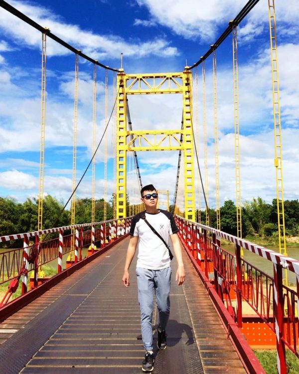 Đứng trên cầu bạn có thể quan sát được khung cảnh thiên nhiên tươi đẹp