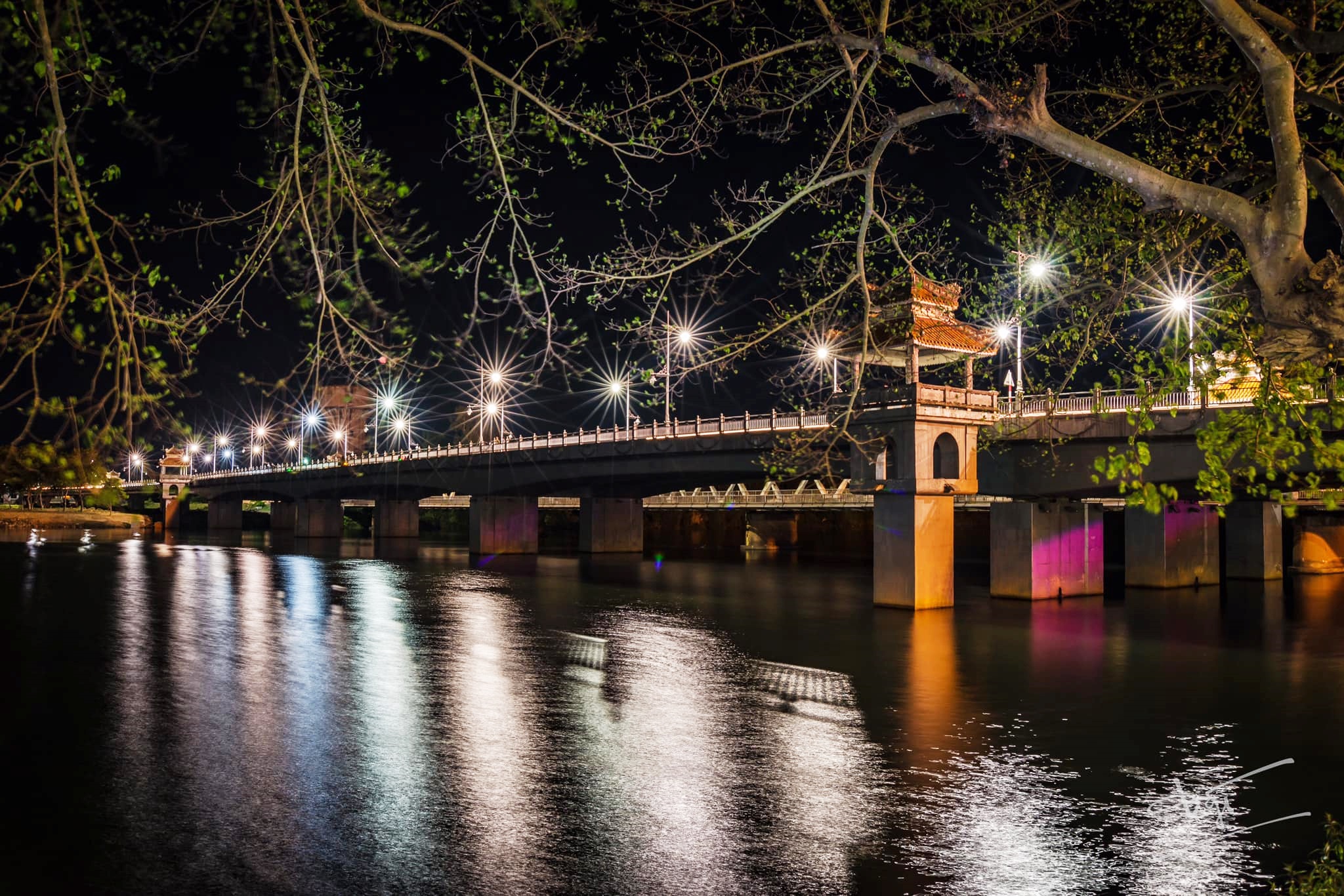 hình ảnh sông Hương về đêm mang vẻ đẹp trầm lặng thanh bình đến lạ