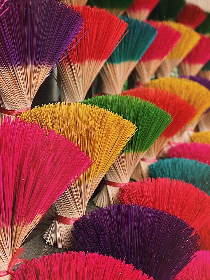 những cây hương với đầy đủ màu sắc tạo nên nét độc đáo cho ngôi làng với truyền thống làm hương
