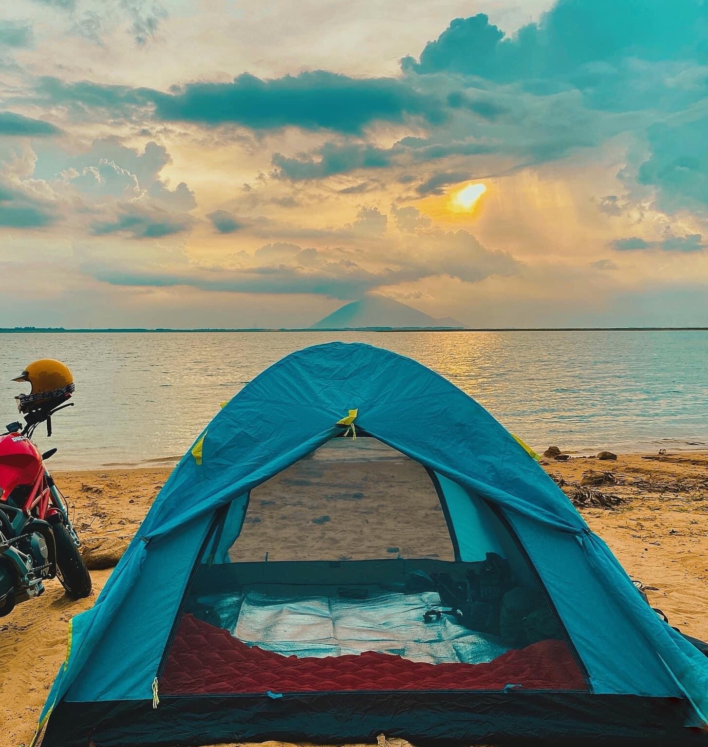 cắm trại trên những bãi cát trải dài tại hòn rơm phan thiết là trải nghiệm rất thú vị khi đến đây