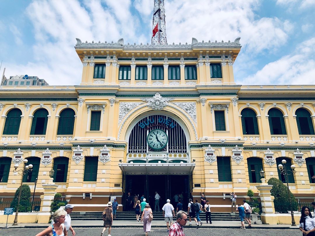 Bưu điện trung tâm Sài Gòn là một trong những bưu điện lớn, thu hút nhiều khách du lịch đến checkin và khám phá