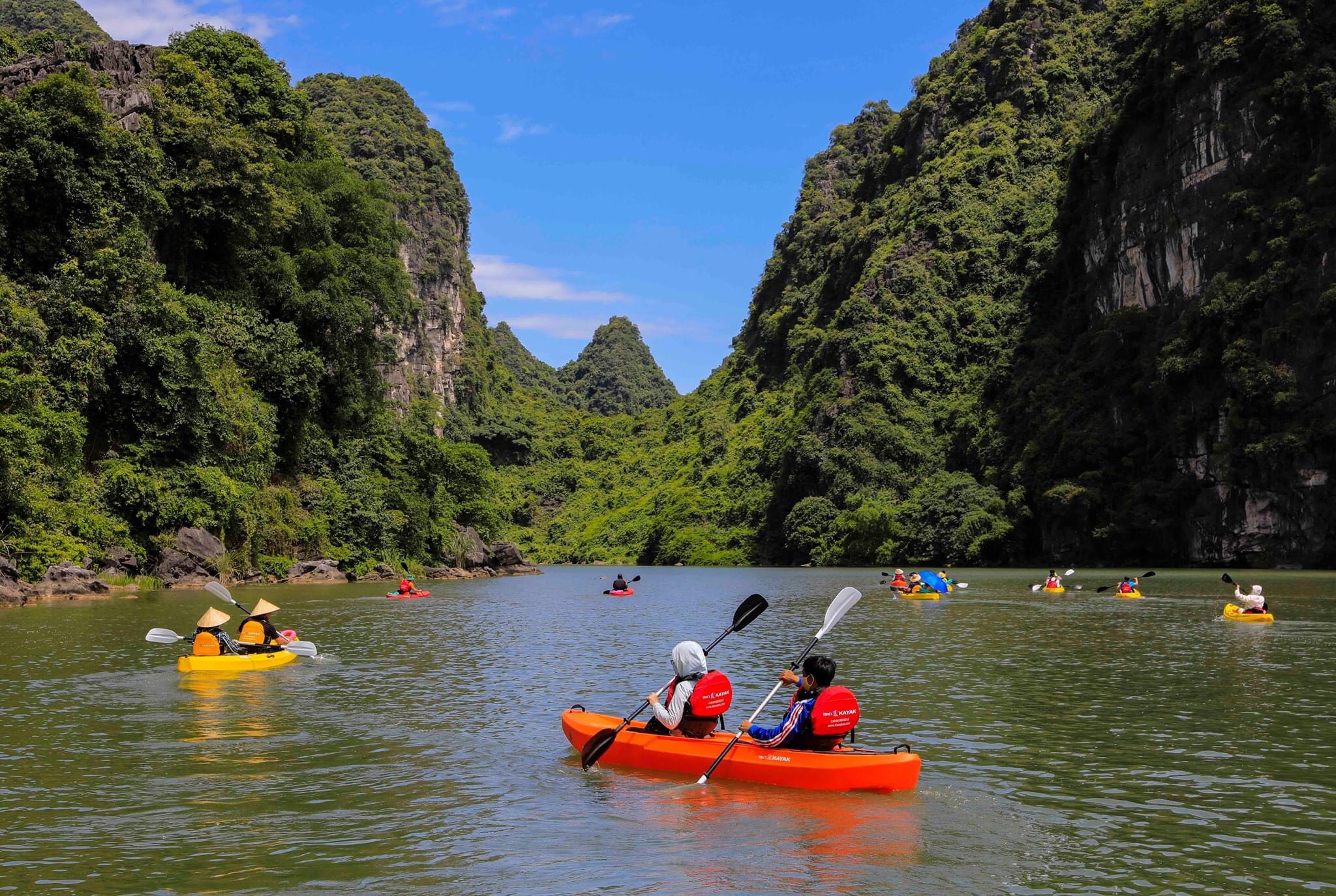 Đến Tràng An, du khách có cơ hội trải nghiệm chèo thuyền và ngắm nhìn phong cảnh thơ mộng hữu tình ở nơi đây