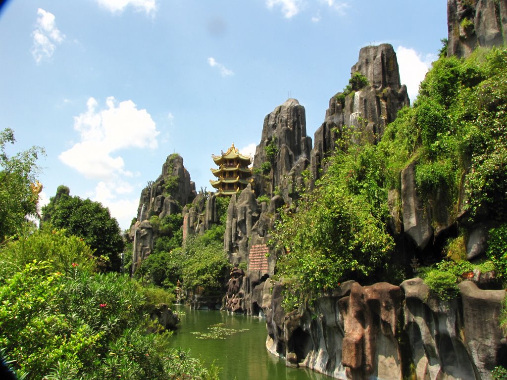 Ngũ Hành Sơn là một trong những địa điểm du lịch Đà Nẵng nổi tiếng
