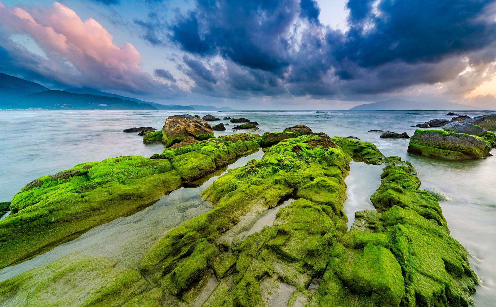 Rạn Nam Ô là điểm check in nổi tiếng khi du lịch Đà Nẵng